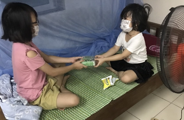 Chị em Nguyễn Thị Tuyết và Nguyễn Xuân Mai trong khu cách ly.